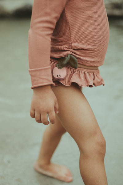 Bikini broek in de kleur rood met appel detail voor kinderen (meisjes) van Donsje.