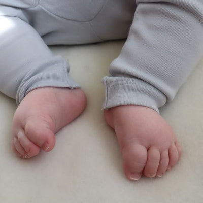 Legging voor baby's (newborn) in lichtblauw van Mar Mar Copenhagen.