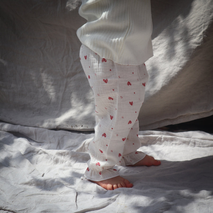 Pyamabroek voor baby's / kinderen met hartjes erop.