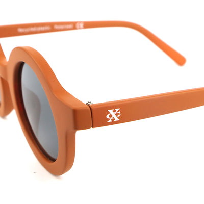 Goud bruine zonnebril voor kinderen met UV bescherming van het merk Grench & Co.