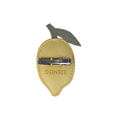 Leren clipje voor in her haar van een meisje in de vorm van een citroen van donsje.