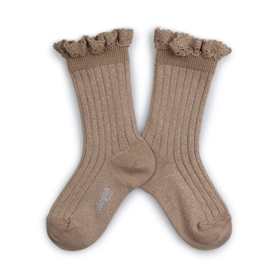 Taupe sokken voor kinderen met een sierlijk randje van het merk collegien