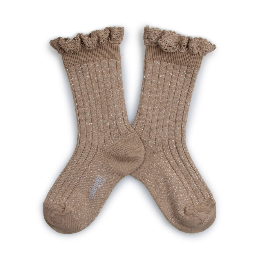 Taupe sokken voor kinderen met een sierlijk randje van het merk collegien 