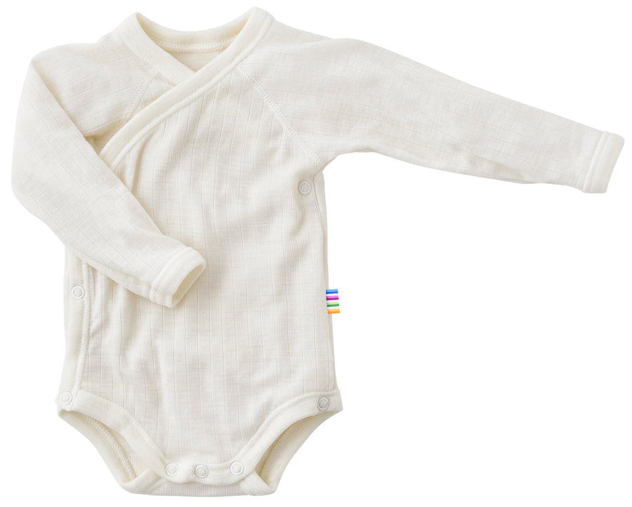 Wikkelromper in de kleur naturel met lange mouwen voor baby's gemaakt van wol van het merk Joha.