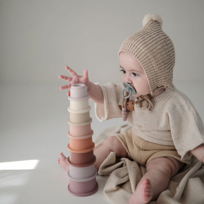 Bekertoren voor baby's (kinderen) om te stapelen in verschillende kleuren van Mushie.