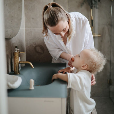 Tandenborstel voor baby's in het blauw van Mushie.