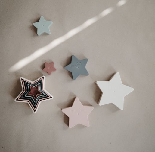 Nesting star set om in elkaar te zetten in de vorm van een ster van Mushie.