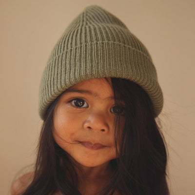 Groene beanie gebreid voor kids van HVID.