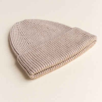 Sand beanie gebreid voor kids van HVID.