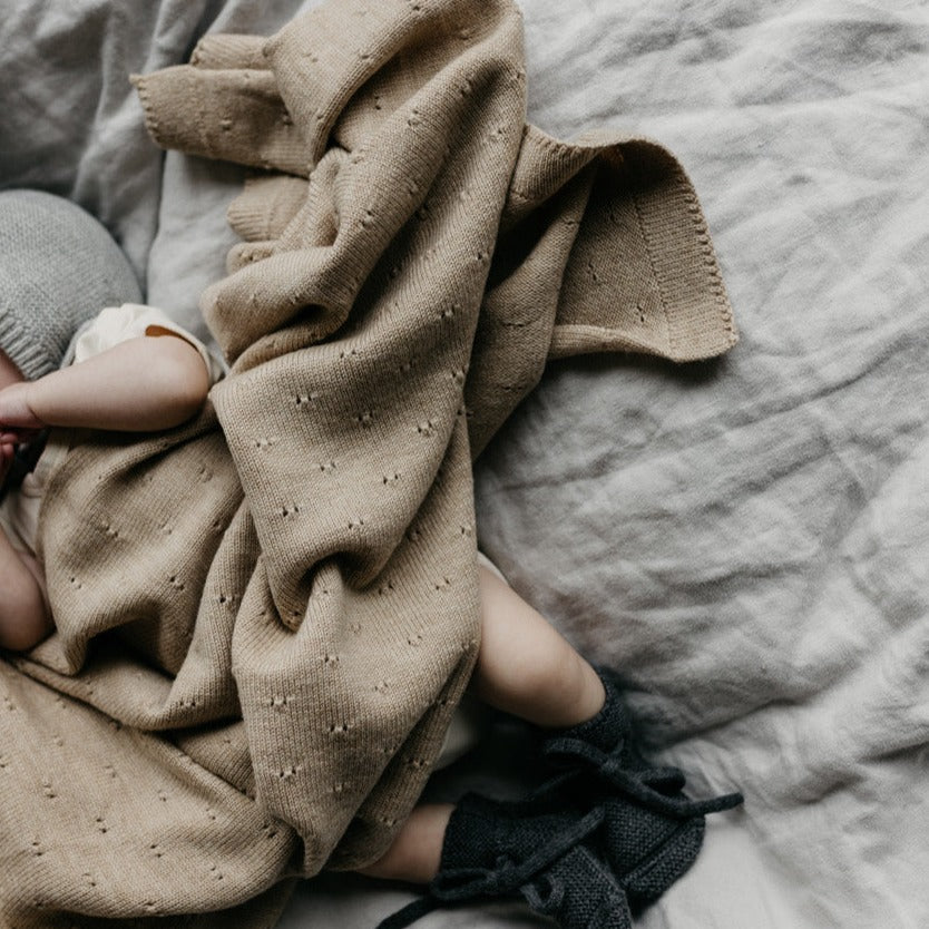 Gebreide deken voor baby's / kids in Sand van HVID. 