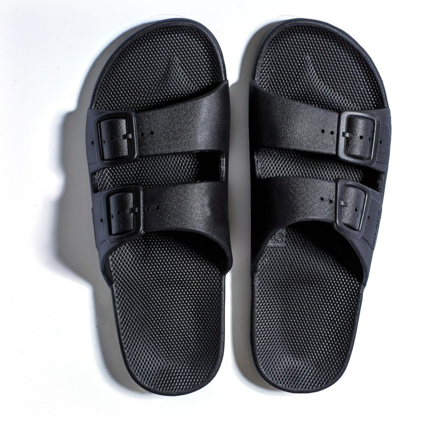 Zwarte sandalen voor kinderen en volwassenen van het merk freedom Mozes