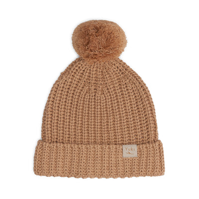 Knitted beanie met pom pom in de kleur coral van Yuki.