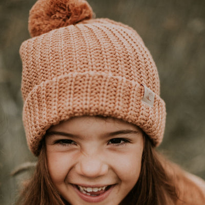 Knitted beanie met pom pom in de kleur coral van Yuki.