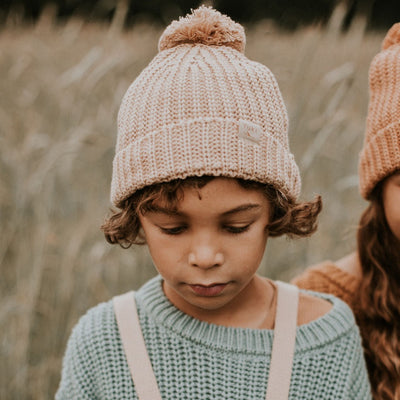 Knitted beanie met pom pom in de kleur oath van Yuki.