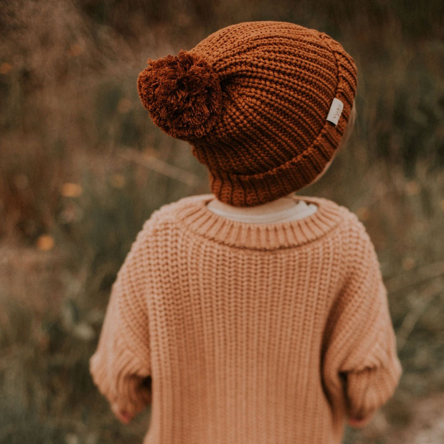 Knitted beanie met pom pom in de kleur donker rood van Yuki.