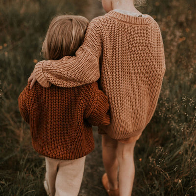 Gebreide trui voor kinderen in de kleur coral van Yuki.