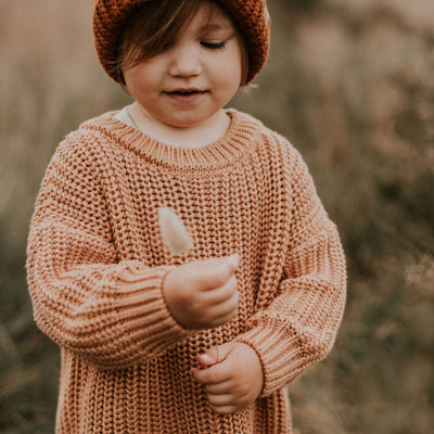 Gebreide trui voor kinderen in de kleur coral van Yuki.