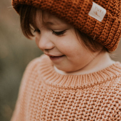 Gebreide trui voor kinderen in de kleur coral van Yuki.