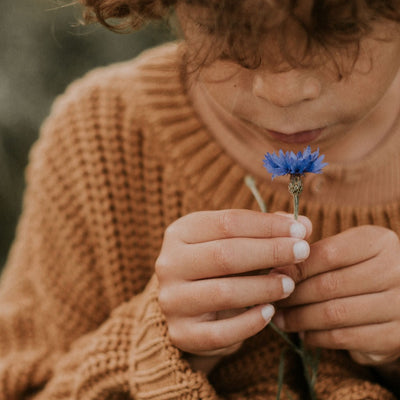 Gebreide trui voor kinderen in de kleur goud van Yuki.