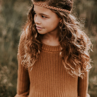 Gebreide trui voor kinderen in de kleur goud van Yuki.