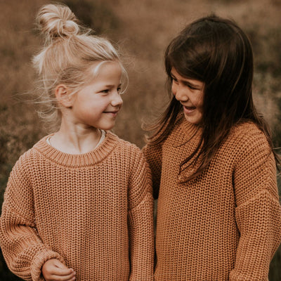 Gebreide trui voor kinderen in de kleur goud van Yuki.