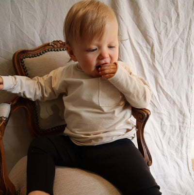 Longsleeve dust voor baby's (kinderen) met een zakje aan de voorzijde van het merk Nixnut.