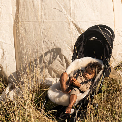 Schapenvacht voor in kinderwagen in het grijs van Binibamba