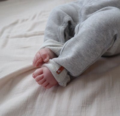 Onesie met drukknoopjes aan de voorzijde in het grijs voor baby's van het merk Nixnut.