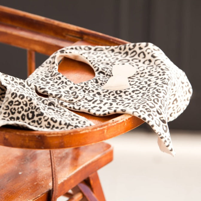 Bib voor kindjes / baby's om kleding te beschermen tegen vlekken van het merk house of Jamie in leopard patroon.