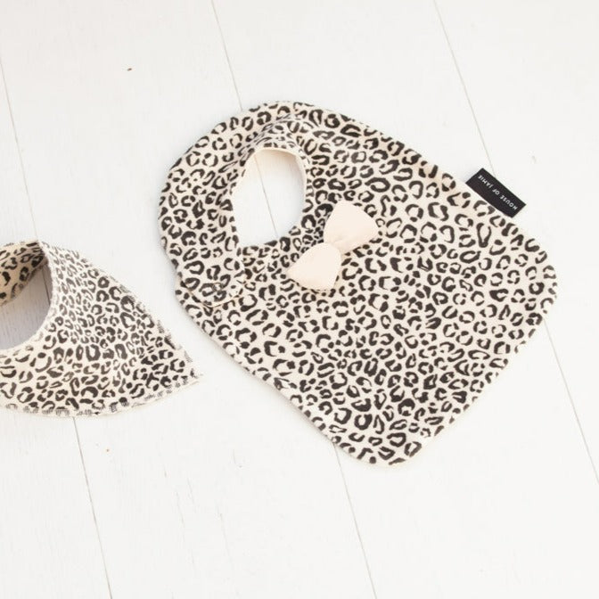 Bib voor kindjes / baby's om kleding te beschermen tegen vlekken van het merk house of Jamie in leopard patroon.