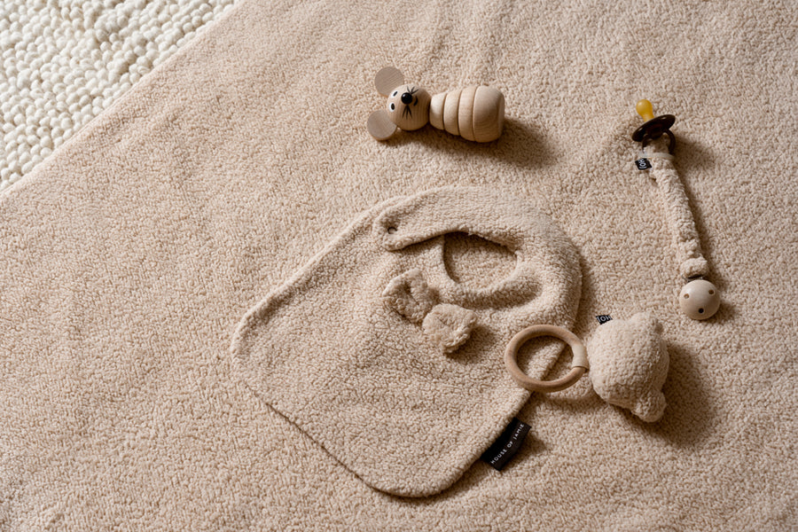 Bib voor kindjes / baby's om kleding te beschermen tegen vlekken van het merk house of Jamie.