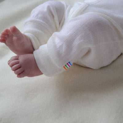 Wollen jumpsuit in de kleur naturel voor baby's van het merk Joha.