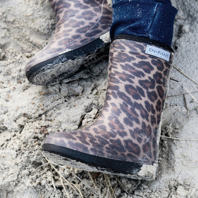 De thermoboots zijn gevoerd met wol aan de binnenzijde. De regenlaarzen zijn van ENFANT en Leopard print van kleur.