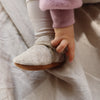 Babyslofjes wool Enfant in de kleur sand melange met klittenband sluiting voor baby's.