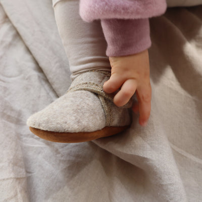 Babyslofjes wool Enfant in de kleur sand melange met klittenband sluiting voor baby's.