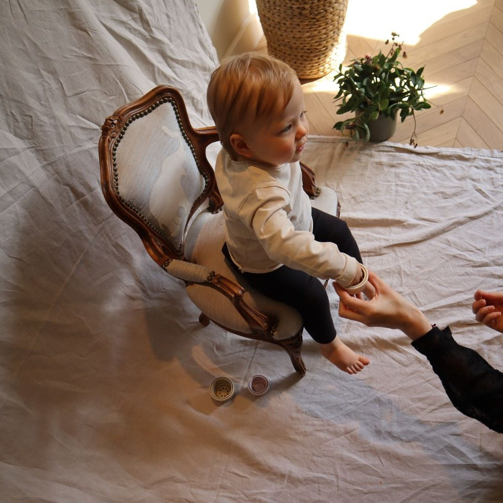 Longsleeve dust voor baby's (kinderen) met een zakje aan de voorzijde van het merk Nixnut.