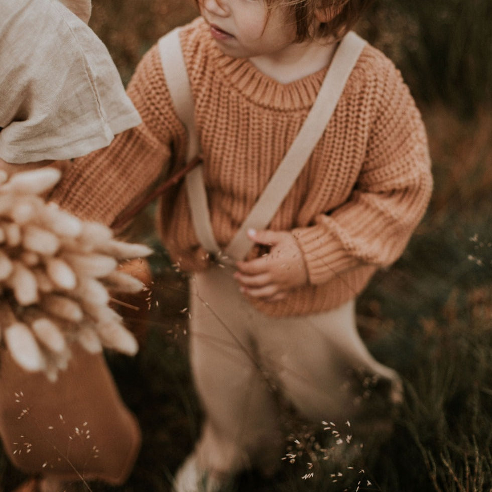 Gebreide broek met bretels voor kinderen in de kleur oath van Yuki.