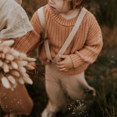 Gebreide broek met bretels voor kinderen in de kleur oath van Yuki.