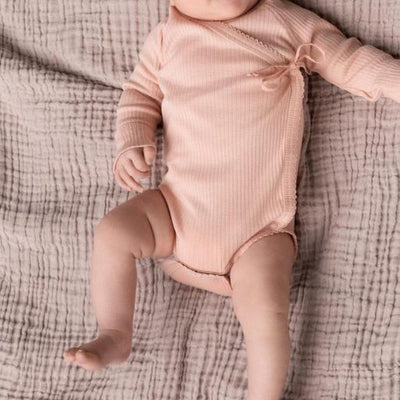Overslagromper voor baby's in het rose met een strikje als afwerking van Mar Mar Copenhagen.