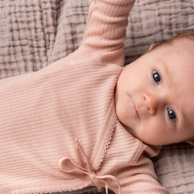 Overslagromper voor baby's in het rose met een strikje als afwerking van Mar Mar Copenhagen.