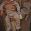 Gebreide broek voor baby's in de kleur sand van HVID.
