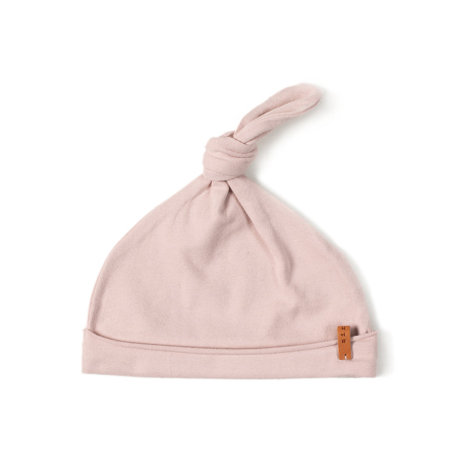 Muts in rose met knoop aan de bovenzijde voor baby's van Nixnut.