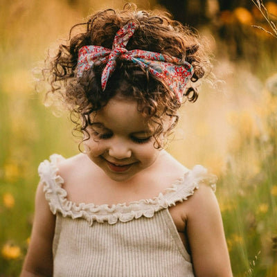 Bandeau voor baby's / kinderen met een strik op het hoofd.