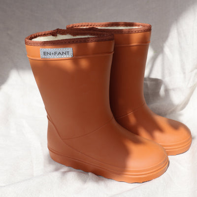 De thermoboots zijn gevoerd met wol aan de binnenzijde. De regenlaarzen zijn van ENFANT en oranje van kleur.