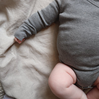 Overslagromper voor baby's in Grijs met een strikje als afwerking van Mar Mar Copenhagen.