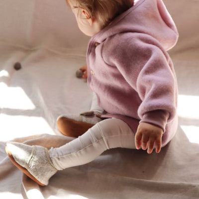 Rose wolfleece jasje van het merk Engel Natur voor baby's en kinderen.