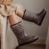 De thermoboots zijn gevoerd met wol aan de binnenzijde. De regenlaarzen zijn van ENFANT en Leopard print van kleur.