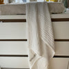 Luchtige witte doek gepersonaliseerd met naam voor baby's.