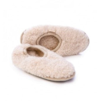 Beige sloffen voor kinderen en volwassene in de kleur beige gemaakt van wol van het merk Alwero.