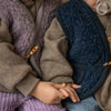 Kind draagt blauw wollen bodywarmer van het merk Alwero